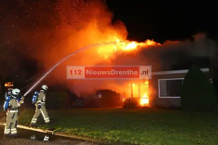 Metershoge vlammen bij brand in bungalowwoning Gasselte — foto 1 van 9