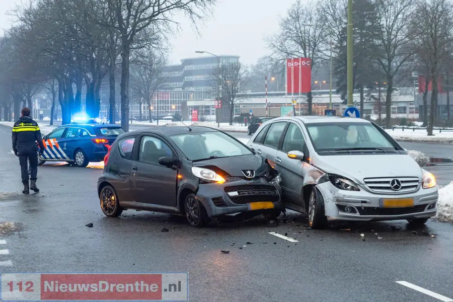 Botsing op de Dordsestraat in Emmen: veel blikschade, geen gewonden