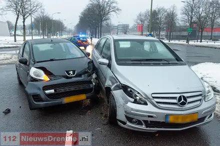 Botsing op de Dordsestraat in Emmen: veel blikschade, geen gewonden — foto 2 van 4