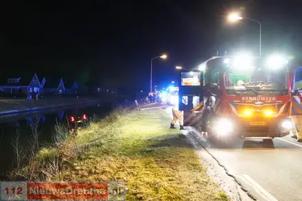 Auto raakt te water in Emmer-Compascuum — foto 3 van 10