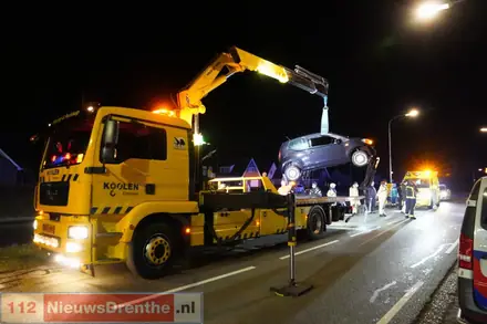 Auto raakt te water in Emmer-Compascuum — foto 10 van 10