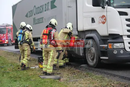 Vrachtwagen vat vlam tijdens het rijden op de A37 bij Zwartemeer — foto 6 van 7