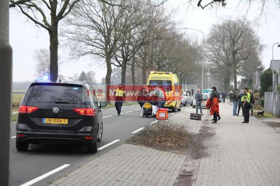 Auto rijdt scooter aan op de Langestraat in Klazienaveen: scooterrijder gewond naar het ziekenhuis