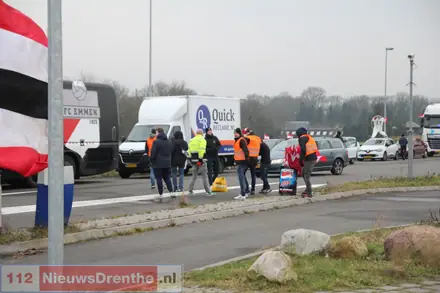 Emmen-supporters in toeteroptocht naar Oude Meerdijk: ‘Kippenvel’ — foto 3 van 12