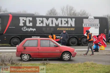 Emmen-supporters in toeteroptocht naar Oude Meerdijk: ‘Kippenvel’ — foto 5 van 12