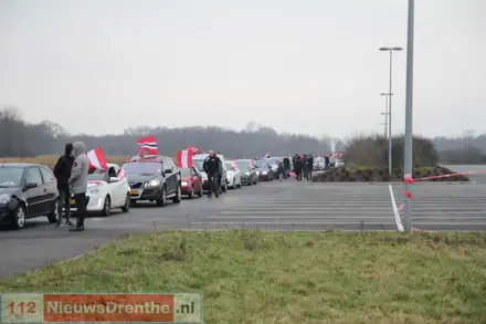 Emmen-supporters in toeteroptocht naar Oude Meerdijk: ‘Kippenvel’ — foto 12 van 12