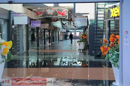 Winkelcentrum in Emmen staat blank door kapotte sprinkler: ‘Water loopt langs de muren naar beneden’ — foto 6 van 12