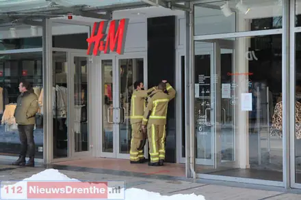 Winkelcentrum in Emmen staat blank door kapotte sprinkler: ‘Water loopt langs de muren naar beneden’ — foto 10 van 12