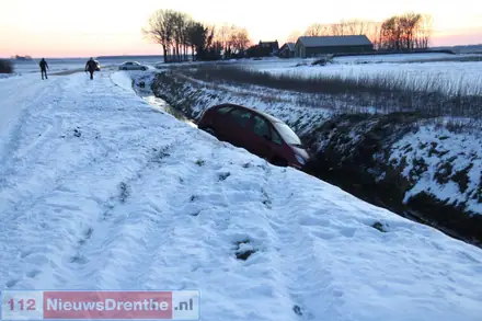 Auto in de sloot terecht gekomen in Valthermond — foto 2 van 7