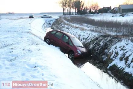 Auto in de sloot terecht gekomen in Valthermond — foto 1 van 7