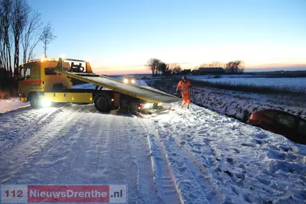 Auto in de sloot terecht gekomen in Valthermond — foto 5 van 7