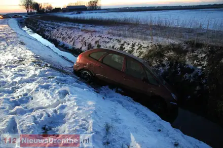 Auto in de sloot terecht gekomen in Valthermond — foto 6 van 7