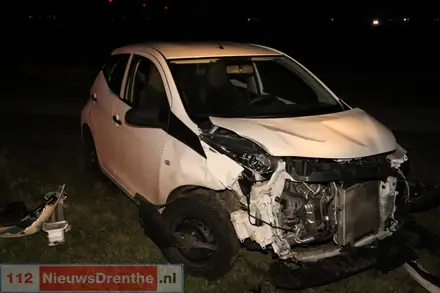 Auto in de sloot na botsing op N379 bij Valthermond — foto 3 van 4
