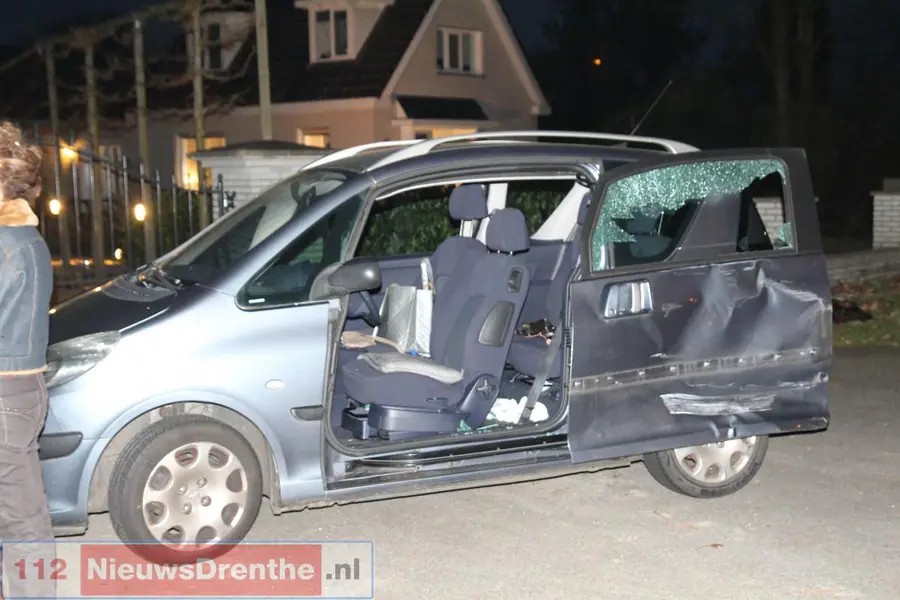 Auto zwaar beschadigd door botsing met vrachtwagen in Emmen
