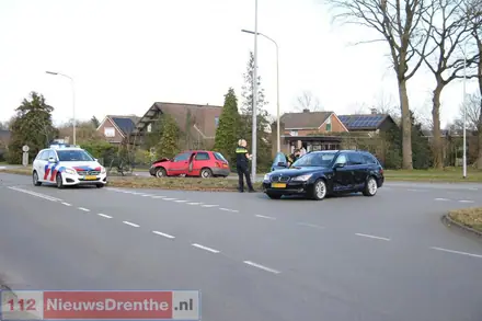 Twee auto’s zwaar beschadigd bij botsing op kruising Brinkenweg met Nieuw Amsterdamsestraat in Emmen — foto 3 van 4