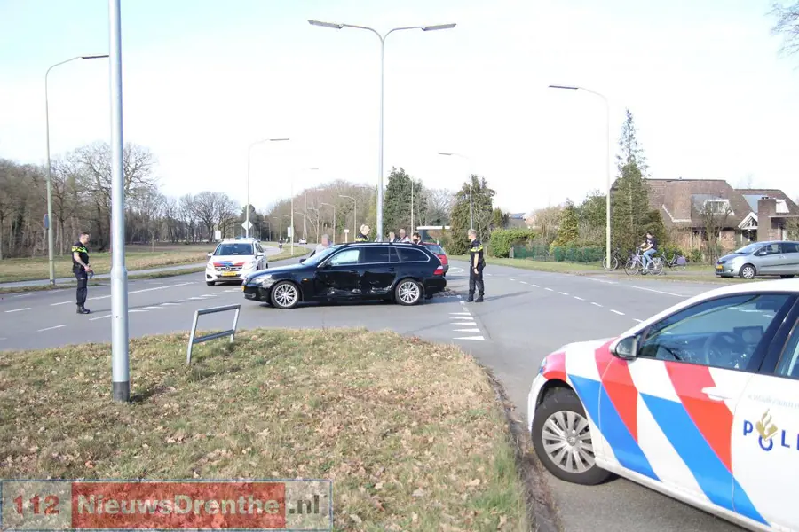 Twee auto’s zwaar beschadigd bij botsing op kruising Brinkenweg met Nieuw Amsterdamsestraat in Emmen