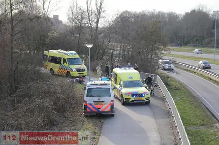 Gewonden bij botsing tussen scooters in Emmen — foto 1 van 11