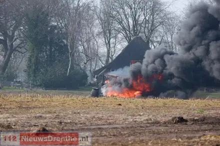 Trekker brandt volledig uit in weiland bij Dalen — foto 2 van 4