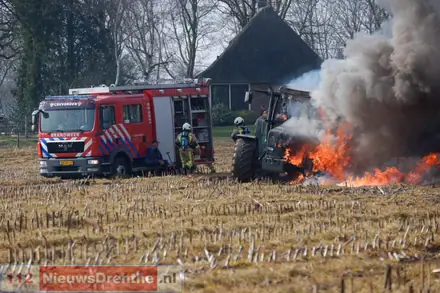 Trekker brandt volledig uit in weiland bij Dalen — foto 1 van 4