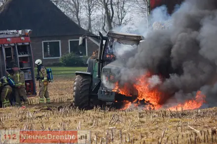 Trekker brandt volledig uit in weiland bij Dalen — foto 3 van 4