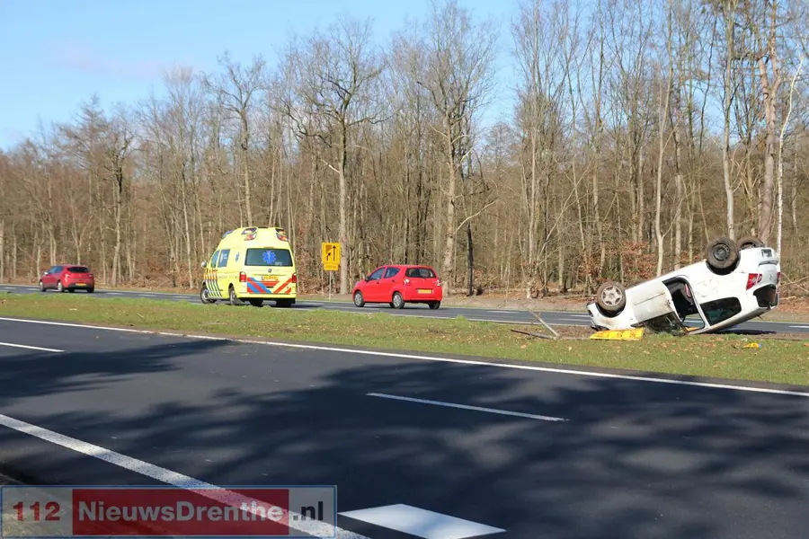 Auto belandt op z’n dak op de Rondweg in Emmen