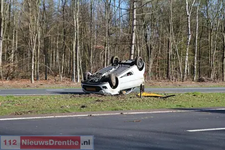 Auto belandt op z’n dak op de Rondweg in Emmen — foto 2 van 10