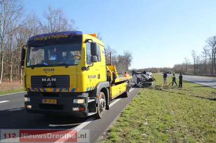Auto belandt op z’n dak op de Rondweg in Emmen — foto 5 van 10