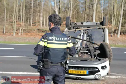 Auto belandt op z’n dak op de Rondweg in Emmen — foto 6 van 10