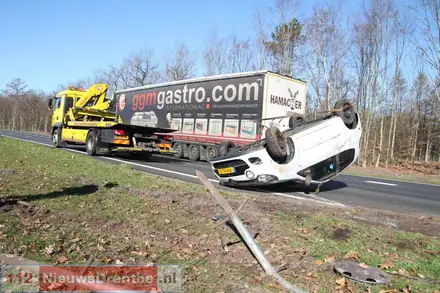 Auto belandt op z’n dak op de Rondweg in Emmen — foto 7 van 10