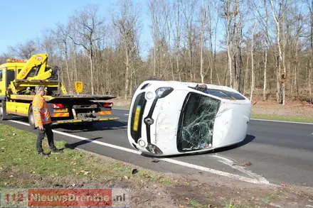 Auto belandt op z’n dak op de Rondweg in Emmen — foto 8 van 10