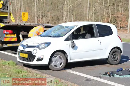 Auto belandt op z’n dak op de Rondweg in Emmen — foto 10 van 10
