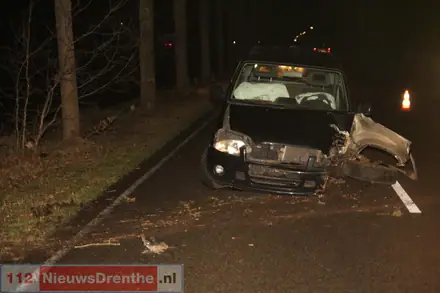 Auto botst op boom in Erica, bestuurder gewond — foto 2 van 5