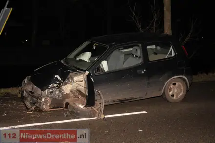 Auto botst op boom in Erica, bestuurder gewond — foto 3 van 5
