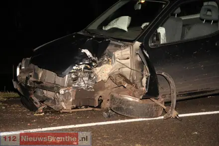Auto botst op boom in Erica, bestuurder gewond — foto 4 van 5