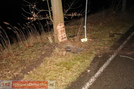Auto botst op boom in Erica, bestuurder gewond — foto 5 van 5
