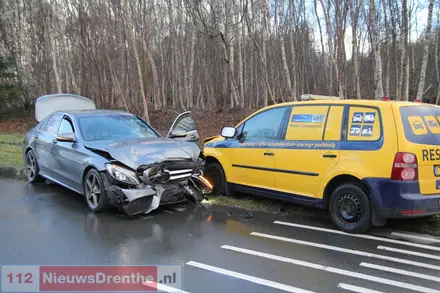 Auto met aanhanger botst op stilstaande auto in Emmen — foto 6 van 6