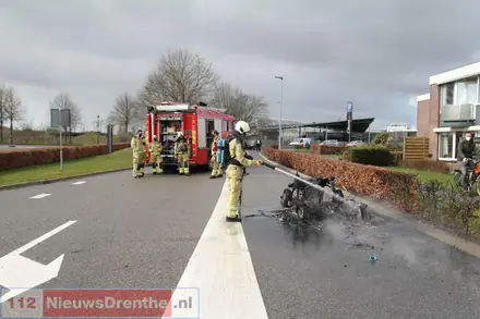 45-kilometer auto volledig uitgebrand aan de Dalipassage in Emmen — foto 4 van 9