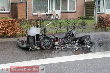 45-kilometer auto volledig uitgebrand aan de Dalipassage in Emmen — foto 6 van 9
