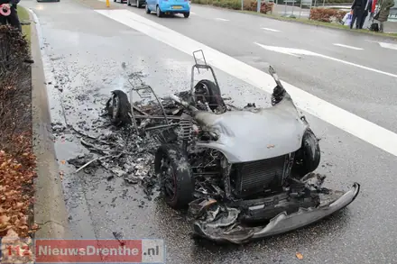 45-kilometer auto volledig uitgebrand aan de Dalipassage in Emmen — foto 7 van 9