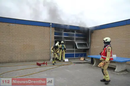 Brand in lokaal Thriantaschool in Emmen snel onder controle — foto 1 van 10