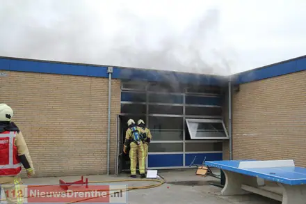 Brand in lokaal Thriantaschool in Emmen snel onder controle — foto 3 van 10