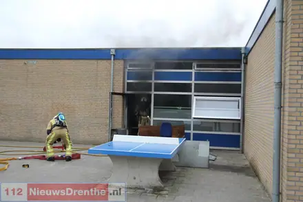 Brand in lokaal Thriantaschool in Emmen snel onder controle — foto 5 van 10