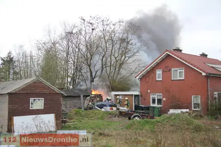 Brand beschadigt schuur in Nieuw-Amsterdam — foto 1 van 12