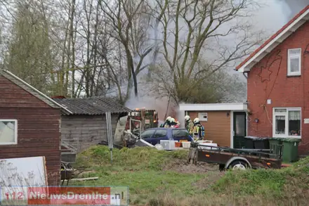 Brand beschadigt schuur in Nieuw-Amsterdam — foto 2 van 12