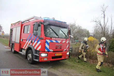 Brand beschadigt schuur in Nieuw-Amsterdam — foto 6 van 12