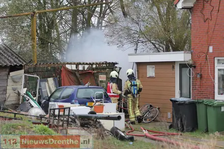 Brand beschadigt schuur in Nieuw-Amsterdam — foto 8 van 12