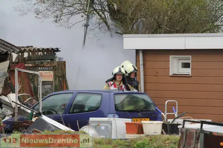 Brand beschadigt schuur in Nieuw-Amsterdam — foto 9 van 12