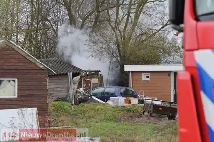 Brand beschadigt schuur in Nieuw-Amsterdam — foto 10 van 12