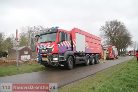 Brand beschadigt schuur in Nieuw-Amsterdam — foto 11 van 12