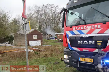 Brand beschadigt schuur in Nieuw-Amsterdam — foto 12 van 12